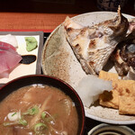 めしの助 - 真鯛かぶと塩焼き、刺身
