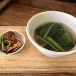 カオヤム堂 - 小松菜のスープと揚げワンタン