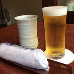 朝倉 - ビールのグラス小と冷たいお茶とおしぼり