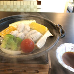 赤穂パークホテル - 陶板焼きに火が。この鱧がまた濃厚な味わいとなって旨かったなぁ～