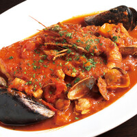 魚介類とトマトソースのスープ仕立て