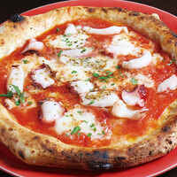 柔らかく煮たタコとイカのピッツァ