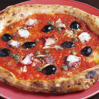 タコの煮込みと黒オリーブのピッツァ