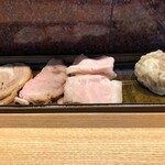 中華蕎麦 とみ田 - 特選全部乗せトッピング(幻の豚 TOKYO-X チャーシュー4種とプレミアム心の味焼売付き)