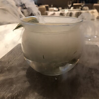 レストラン・ランス・ヤナギダテ - ランチＡ ５０００円。焼きとうもろこしの冷たいスープ。一品目の演出が素晴らしいですね。テンションが上がります(^｡^)