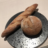 レストラン・ランス・ヤナギダテ - ランチＡ ５０００円。パン。熱々の状態での提供です。皮がサクサクと歯切れよく、とても美味しかったです（╹◡╹）。おかわり。。。言えばいいのはわかるのですが。。