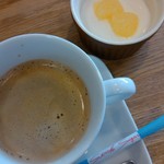 サクラ カフェ - デザートのミルクプリンとコーヒー。