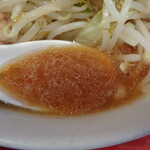 ラーメン二郎 - レンゲを入れてみると