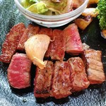 鉄板創作料理 木木の釜座 - 臭みが全くないにんにくのコンフィが肉の上に。