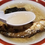 鮎ラーメン+ - 鮎○ゴトラーメンのスープ