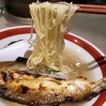 鮎ラーメン+ - 鮎○ゴトラーメンの麺リフト