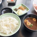 モリタ屋 東京丸の内店 - ご飯と赤出汁はおかわり可能