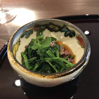 お燗酒と焼き鳥 傳鳥 - 小鉢のほうれん草のお浸しも美味