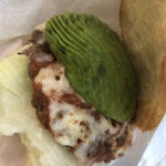 ザ マンチーズ バーガーワークス - いい感じに熟したアボカドと、肉感たっぷりなパティ