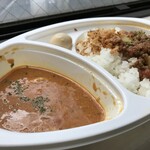 世界アトミ食堂 - フレッシュレモングラスと牛肉のキーマカレー,塩レモンとココナッツチキン