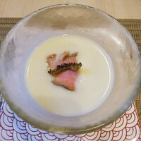 新割烹 丹色 - 冷たくて、とっても美味しい♡
                    上にはゴーヤチップスと柔らかい鴨が･･･♡
                    暑いからか少し濃いめの味付けになっていました。
                    