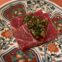 鮨 そえ島 - 炙り長崎の鰯鯨尾の身ニラネギ