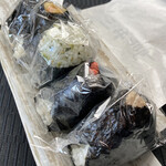 おにぎり 川井亭 - 手前からシーチキン、鮭、わさび、海老天むすⅹ2