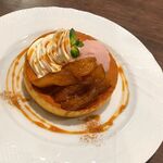 星乃珈琲店 - キャラメルりんごのスフレパンケーキ　〜紫いもアイス添え～