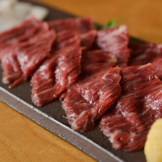 Directly delivered from Kumamoto! Assorted horse sashimi and mane