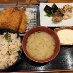 釣りあじ食堂 - “あじフライ定食”
            あじフライは2枚、あとちょっとした料理が4品付く。