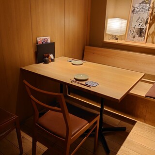 2名様でも広めの個室席にご案内いたします。