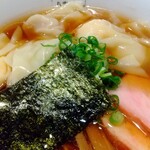 八雲 - 特製ワンタン麺ハーフ黒だしアップ
