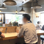 カリー＆ナイス カトゥール - 眺めの良い明るい店内