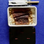 信川円 - 発砲プラスチックの重箱入り