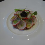 レストラン ラ・フロレゾン・ドゥ・タケウチ - LE SÉRIOLE　瞬間燻製にした愛媛県産寒鰤のマリネ スダチの香り　聖護院かぶのピューレとラディッシュのラメル キャビアを添えて