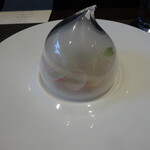 レストラン ラ・フロレゾン・ドゥ・タケウチ - 前出のお料理　ラス容器を取る前の状態