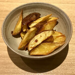 捏製作所 - 揚げじゃがいも酒盗バター和え(610円)