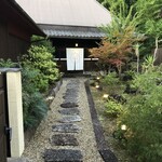 まさら庵TAKUMI - 素敵なお庭を通って入口へ♫