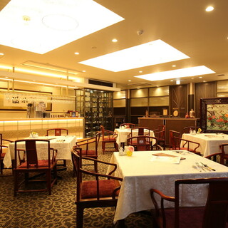 開放的な空間でお食事をお楽しみください。