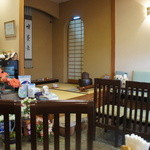甘味処 華樓 - 落ち着いた和の趣の店内。