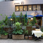リストランテ ラ チャウ - 植栽の中にピエモンテ
