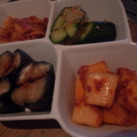 焼肉うしごろ 西麻布本店 - キムチ盛り合わせ