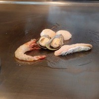 大淀河畔 みやちく - ブイヤベースの具が焼かれています