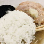 野菜みそラーメン 鬼首 - ブタにニンニクON！
      追いめしIN！