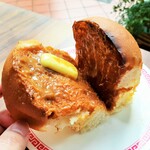 YY Kafei Dian - 中には卵とココナッツミルク、砂糖を煮詰めた自家製カヤジャムと、まろやかなバターの最強甘じょっぱコンビ