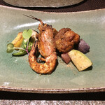 まさら庵TAKUMI - メインの海老、タンドリーチキン、ポークシアプレート