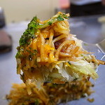 お好み焼き 大樹 - 五枚目：切り出しにくく崩れ易し
