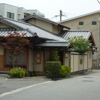 日本料理 子孫 - 住宅地に、そっと佇んでいます。