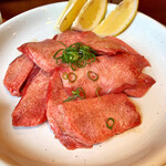 焼肉 丸惠 - 絶品　塩タン　食べてみーまいよ☆
      厚切りですが一口でどうぞ！