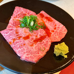 焼肉 丸惠 - 限定ミスジは軽く炙ってワサビでいただきます
      美味しいわい