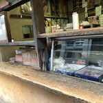 大倉山もつ肉店 - カウンター