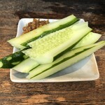 大倉山もつ肉店 - モロキュウ