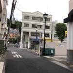大倉山もつ肉店 - もつやの店頭から大倉山を眺めた