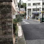 大倉山もつ肉店 - もつやの店頭から大倉山を眺める