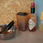 ケニックカレー - これで味変＝①山椒粉②タバスコ③レモン汁スプレイ